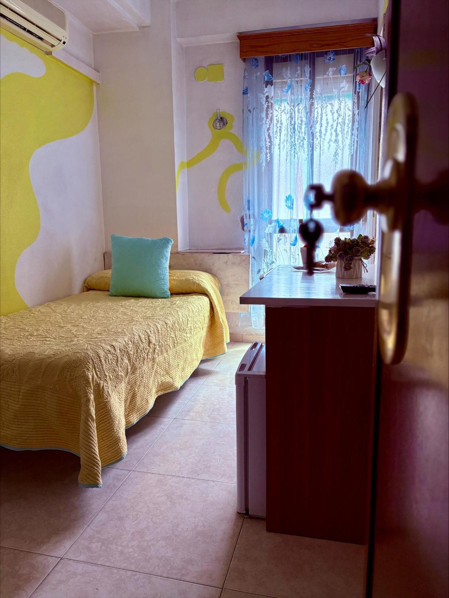Caces Hostal La Rosa מראה חיצוני תמונה